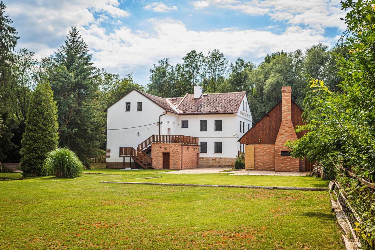 Buskovsky Mlyn 1580 Hotel Dolni Bousov Exterior photo