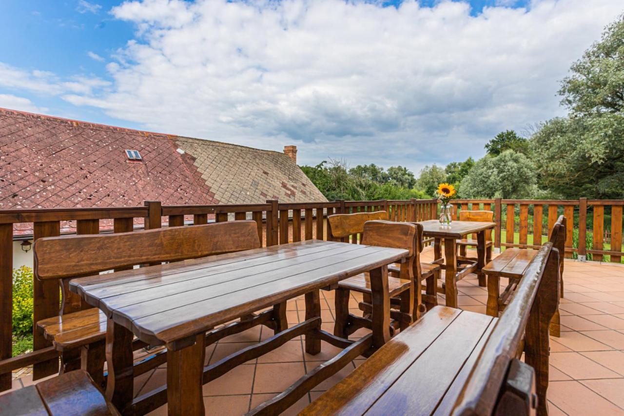 Buskovsky Mlyn 1580 Hotel Dolni Bousov Exterior photo